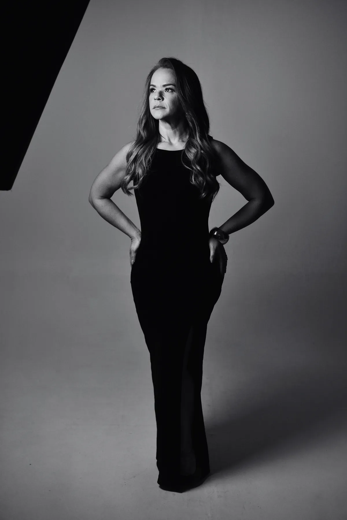 Dra. Milena Paiva em retrato em preto e branco, de corpo inteiro