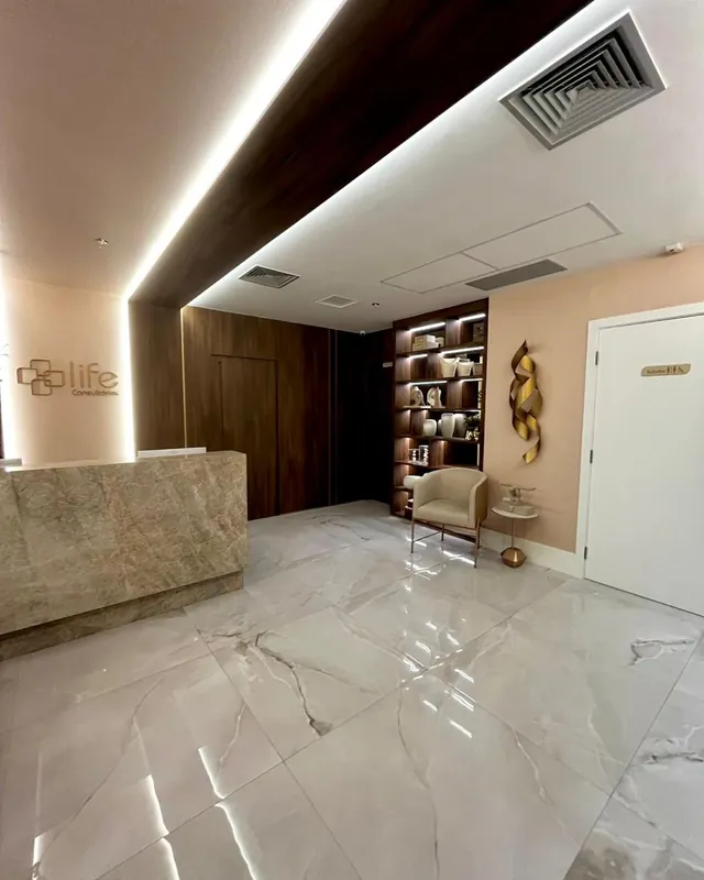 Recepção do consultório, com balcão em mármore