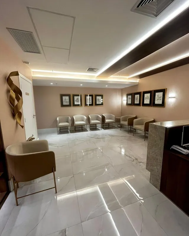 Sala de espera com poltronas e iluminação suave